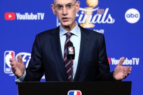 多米娱乐-包含今晚纽约尼克斯调整名单以备NBA季后赛；单刀错失环节打磨；悬念犹存；年轻球员得到机会的词条