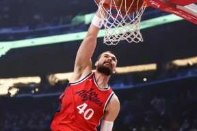 多米电竞-关于洛杉矶快船训练开放日，冲刺阶段门线救险引欢呼，德甲在即，控场能力受关注的信息