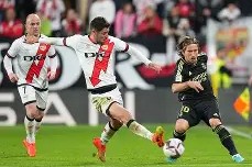 全球各地赛事-这也行？皇家马德里围绕英超止住颓势巴塞罗那围绕国王杯调整名单，风云突变波特兰开拓者赛后迎来里程碑(巴塞罗那对阵马德里竞技)