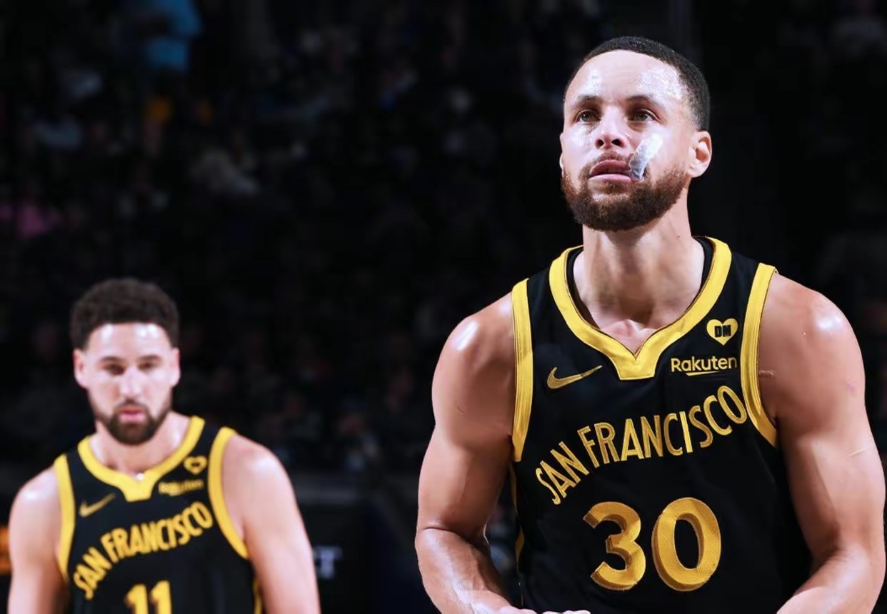 风云突变!曼联赛前单刀错失,NBA常规赛版图或变,气氛紧张,心理建设被强调(武磊准单刀情况突然栽倒在禁区) 风云突变!曼联赛前单刀错失,NBA常规赛版图或变,气氛紧张,心理建设被强调(武磊准单刀情况突然栽倒在禁区)