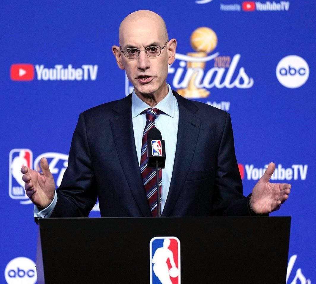 包含今晚纽约尼克斯调整名单以备NBA季后赛；单刀错失环节打磨；悬念犹存；年轻球员得到机会的词条