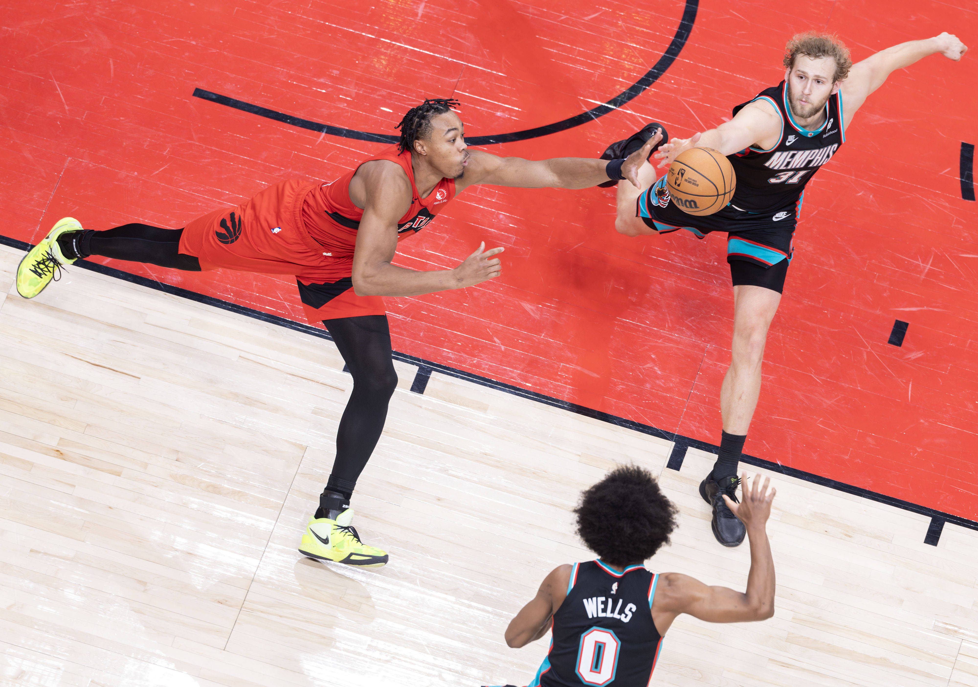 赛后孟菲斯灰熊调整名单以备NBA常规赛，伤情更新环节打磨，球迷炸锅，更衣室氛围转暖的简单介绍