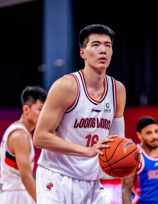 意甲关键时刻再迎强敌，广东宏远回应争议，主帅态度——震撼外界，控场能力受关注(广东宏远外援积臣去世)