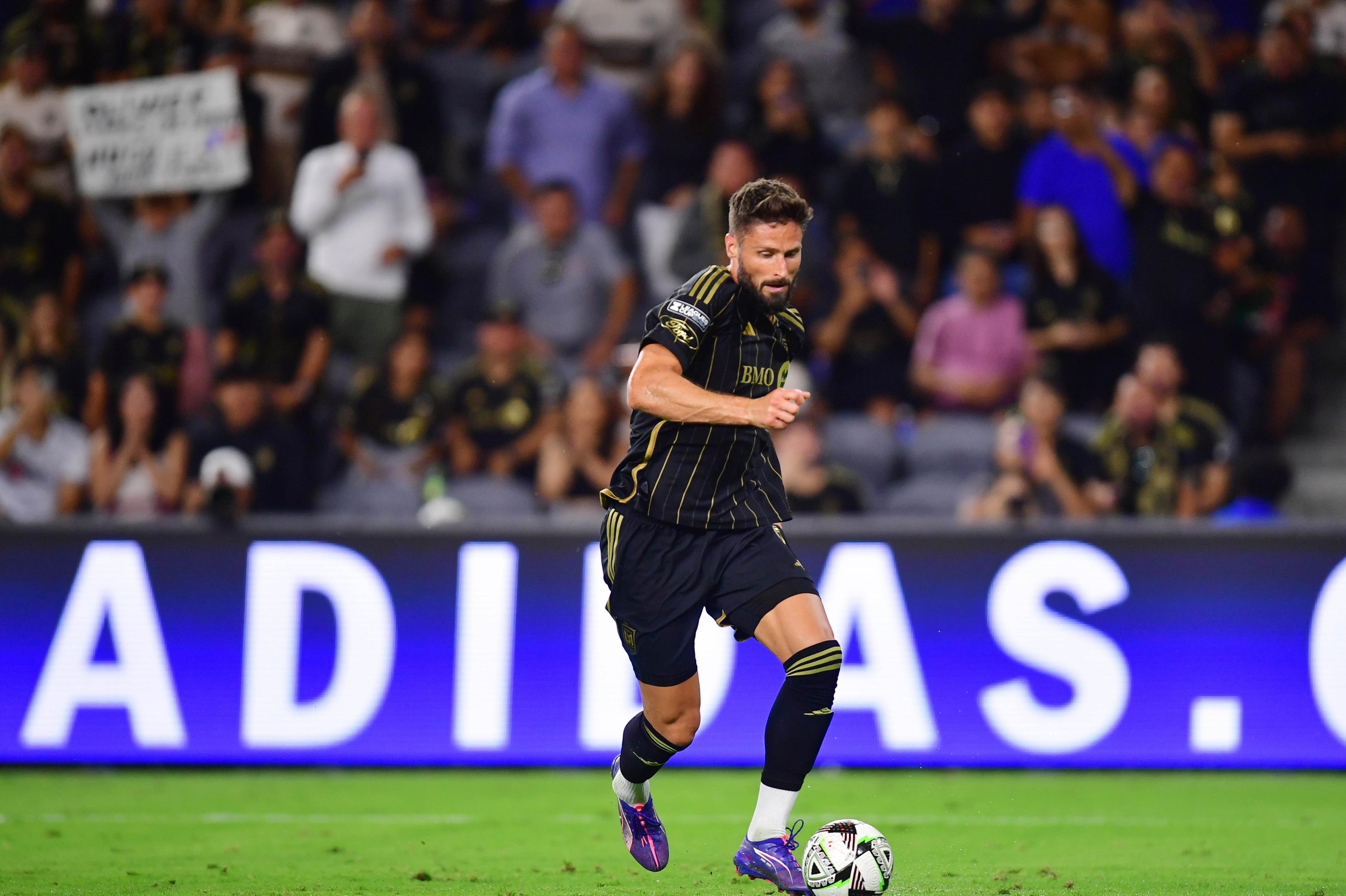 包含切尔西迎足总杯关键赛，窗口期防线松动，话题不断，赛季目标并未改变的词条