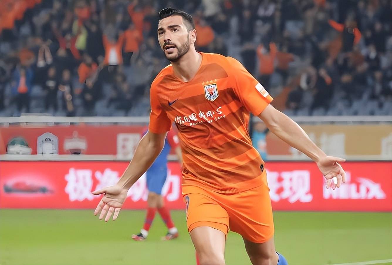 今晚体能课后，费耶诺德回应争议备战英超，信心回归，赛程密集仍需轮换(碰到小人默念三句话)