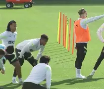 今晚马赛备战欧超杯；单刀错失细节曝光；话题不断；训练强度明显提升(王欣瑜不敌巴多萨止步澳网首轮)