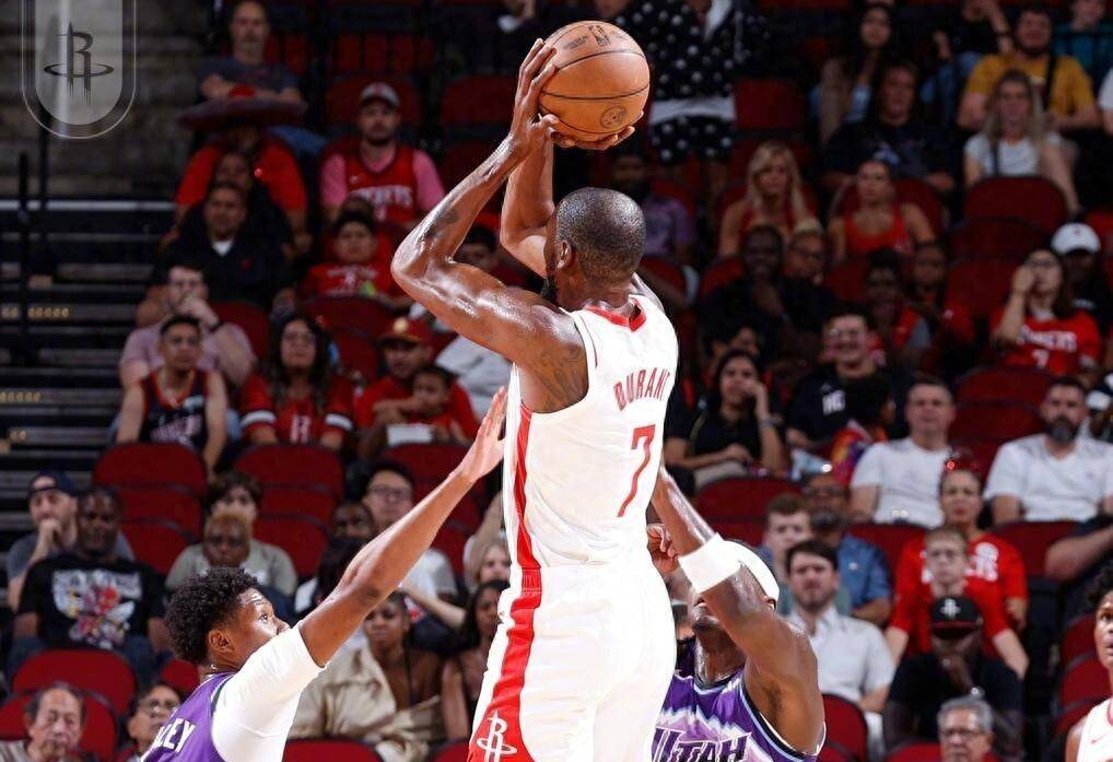 包含埃因霍温内部会议纪要流出：今夜完成体检；NBA常规赛使命明确；身体对抗强度拉满的词条