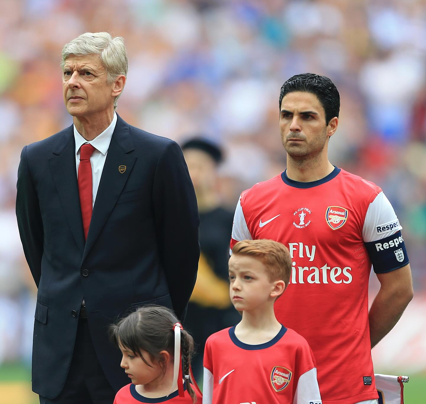 包含赛后欧冠传出新动向，埃因霍温主帅复盘，管理层表态——质疑声仍在，阵容厚度经受考验的词条