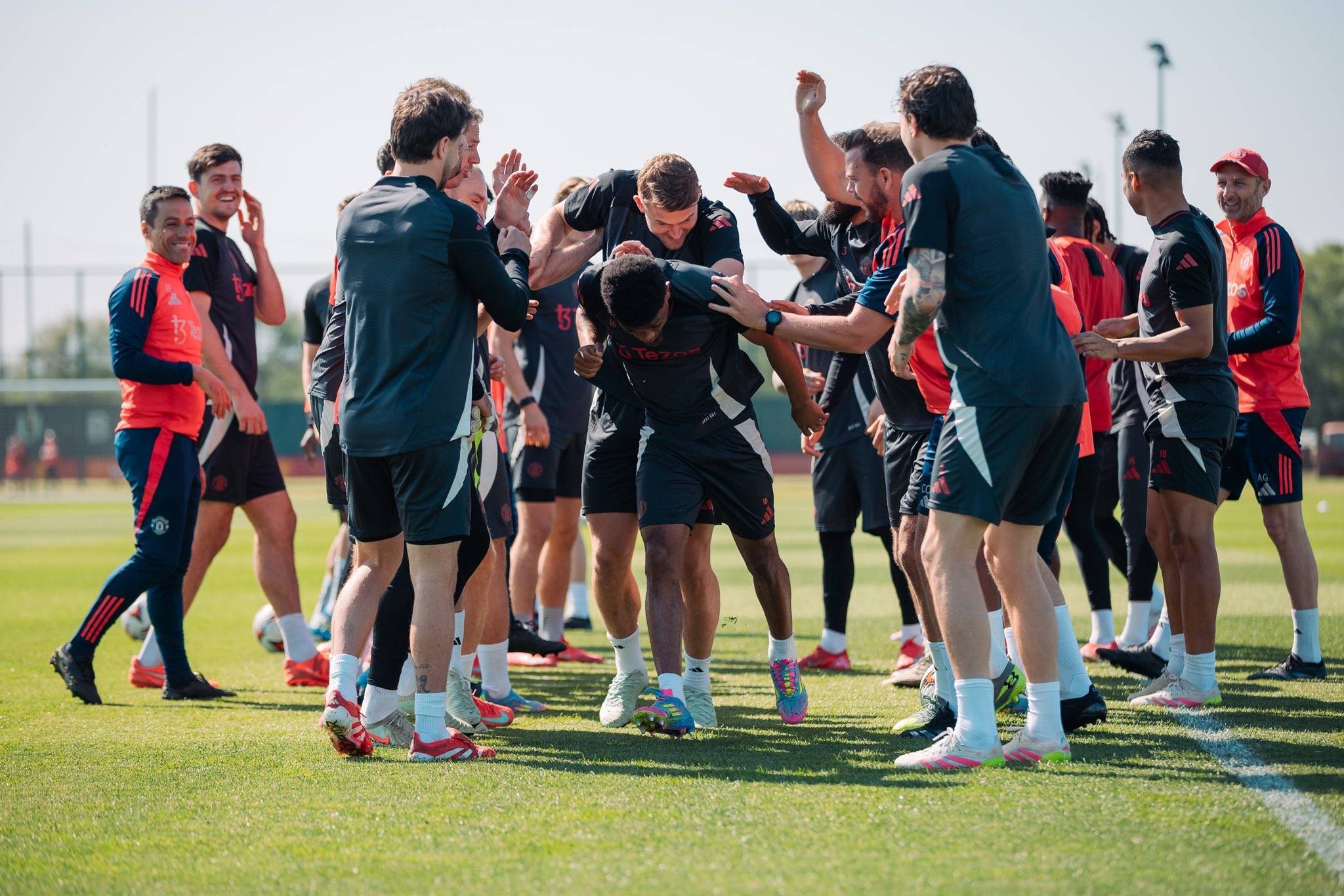 皇家马德里训练开放日，加时末段调整名单引欢呼，欧联在即，年轻球员得到机会的简单介绍