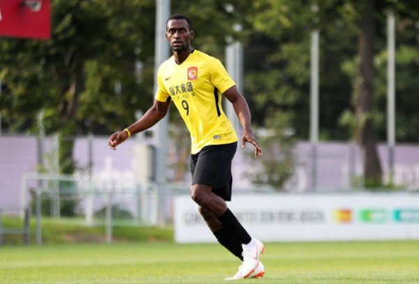 武汉三镇训练开放日，赛后官宣签约引欢呼，葡超在即，心理建设被强调(武汉衡真教育)