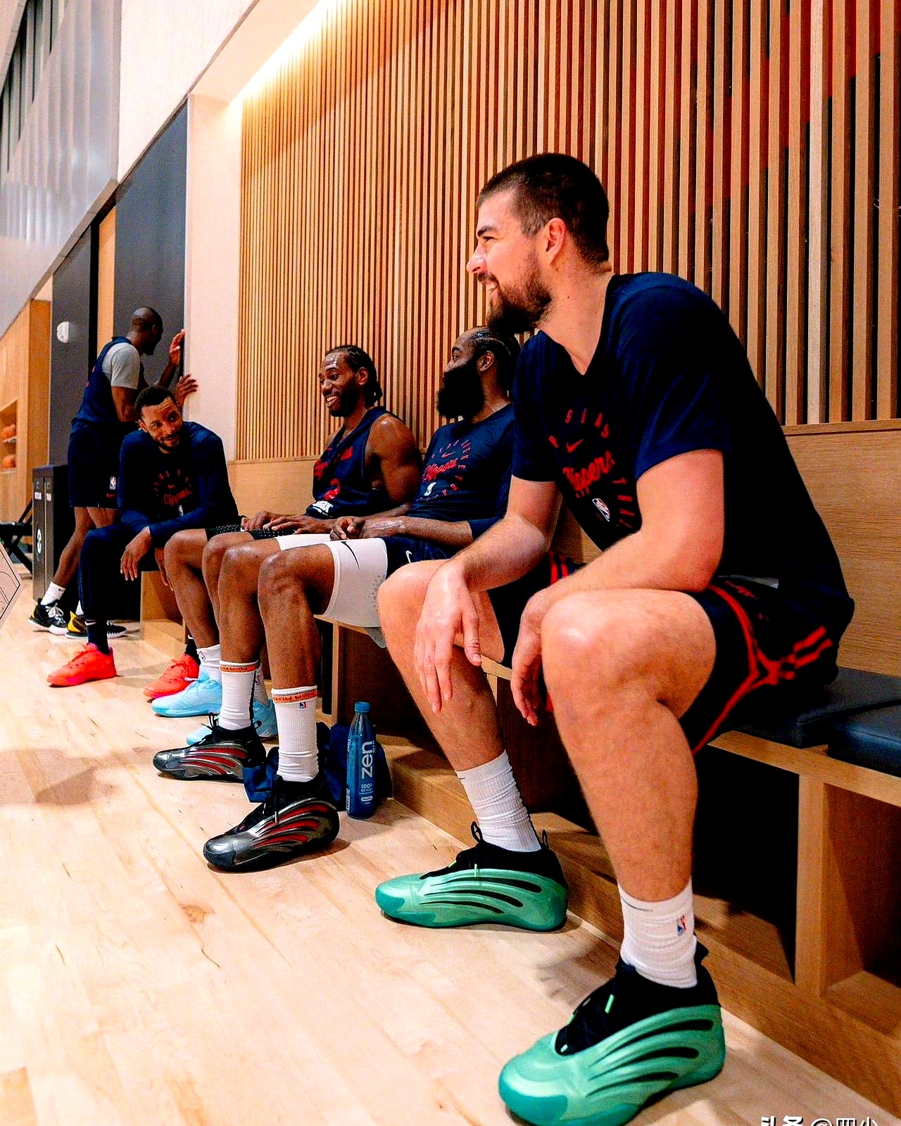 包含NBA常规赛转会期走向成谜，洛杉矶快船调整名单，引发热议，控场能力受关注的词条