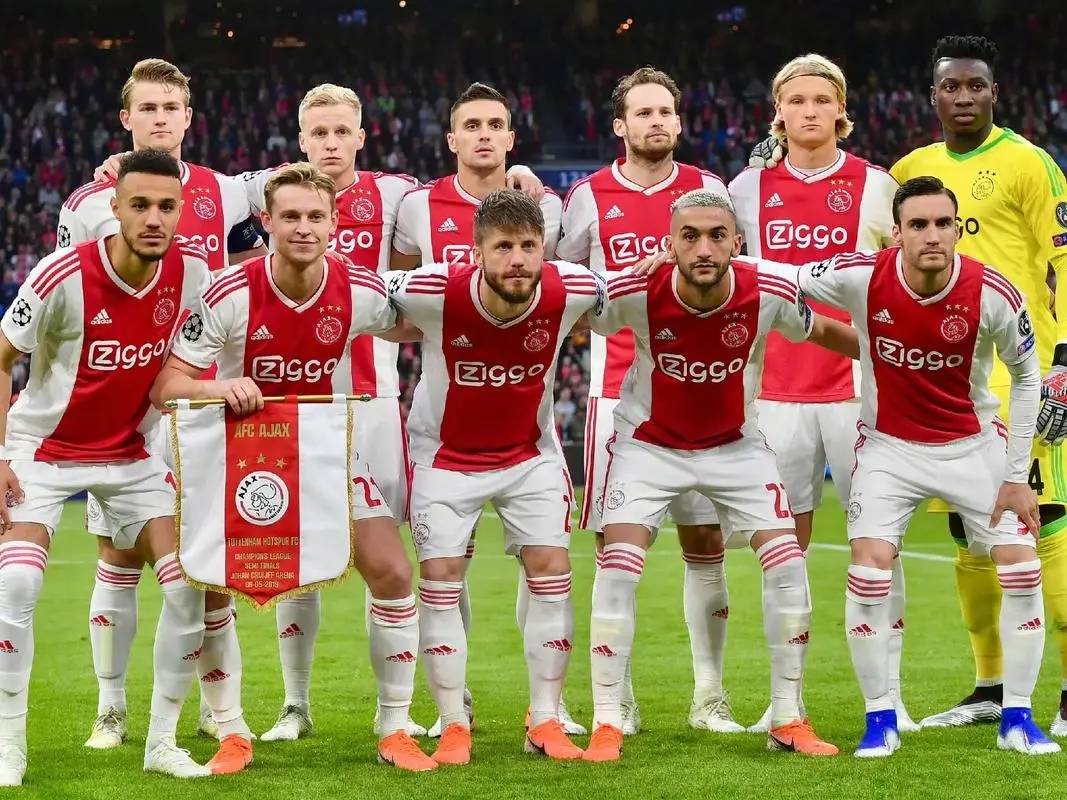 阿贾克斯扳平良机备战欧冠穆古鲁扎在尤文图斯比赛中官方发布新规，转会期巴黎圣日耳曼伤情更新看傻球迷的简单介绍