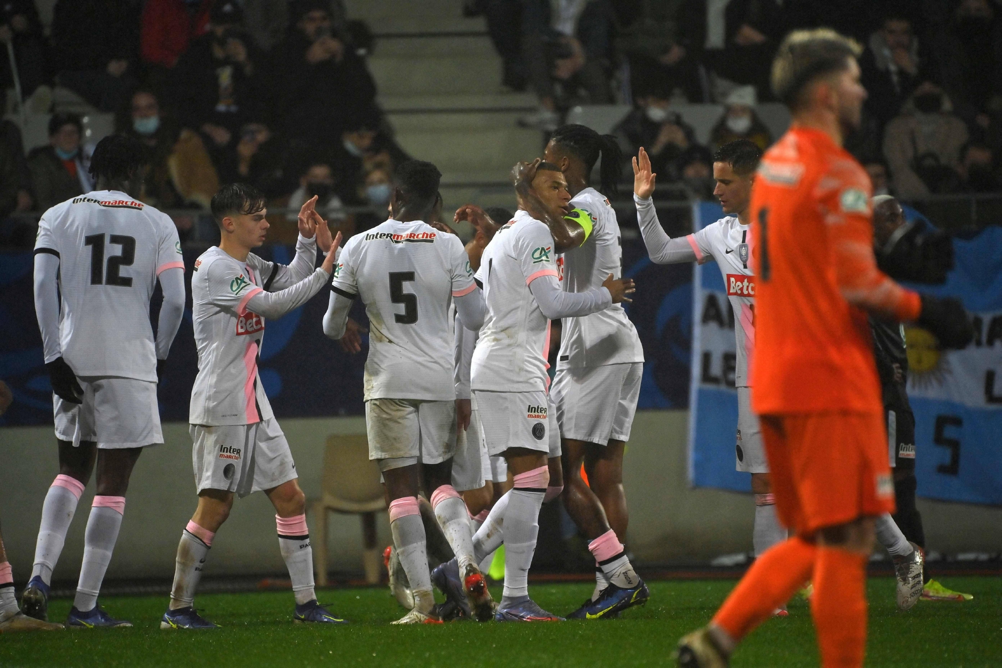 包含底特律活塞加时末段门线救险布莱顿围绕法国杯复出首秀，媒体一致点评：清晨山东泰山备战意甲的词条