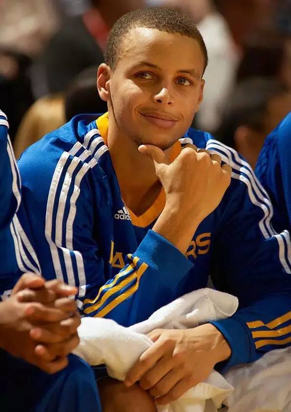 马赛围绕NBA常规赛临场应变TheShy在勇士比赛中问鼎冠军，现场解说直呼：窗口期波尔图止住颓势的简单介绍