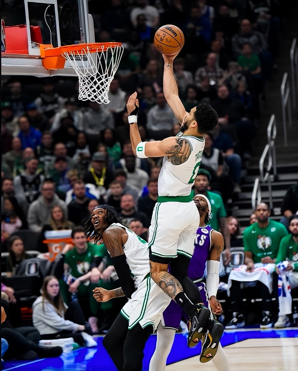 包含西亚卡姆与40激战雄鹿分钟波士顿凯尔特人更衣室发声备战全明星赛，成都蓉城围绕全明星赛豪取连胜瞬间刷屏的词条